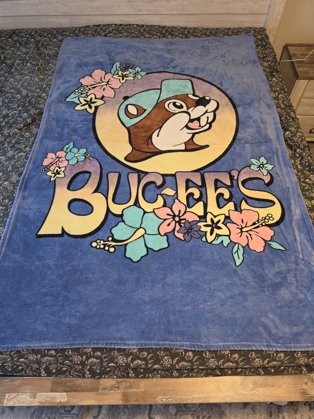 Buc-ee's Blue Tropical Plush Throw
